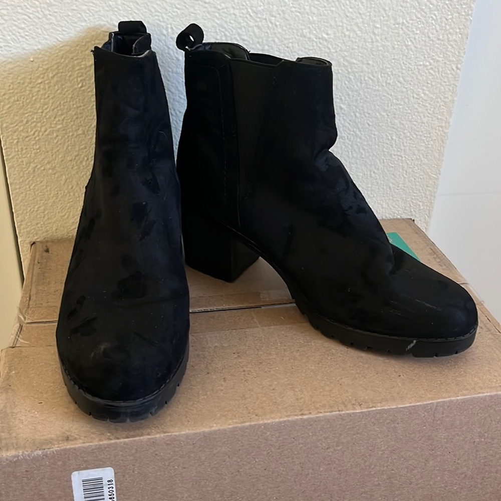 Chunky heel boot suade